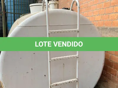 LOTE 022 - Um tanque de combustível com bomba de aferição