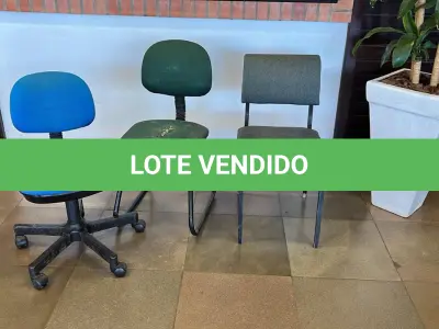 LOTE 023 - Lote de moveis de escritório, composto de arquivos de aço, cadeiras, prateleira e balcão