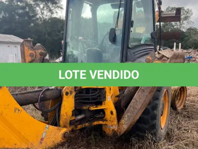 LOTE 004 - Retroescavadeira Articulada, marca JCB, equipada com concha dianteira vazada