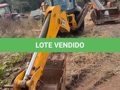 LOTE 004 - Retroescavadeira Articulada, marca JCB, equipada com concha dianteira vazada