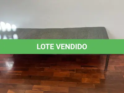 LOTE 023 - Lote de moveis de escritório, composto de arquivos de aço, cadeiras, prateleira e balcão