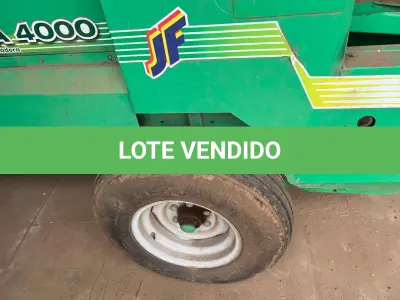 LOTE 008 - equipamentos para fenação composto de uma enfardadeira marca JF Prisma 4000, um ancinho e um ceifador.