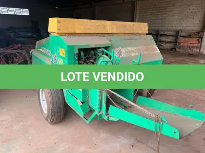LOTE 008 - equipamentos para fenação composto de uma enfardadeira marca JF Prisma 4000, um ancinho e um ceifador.