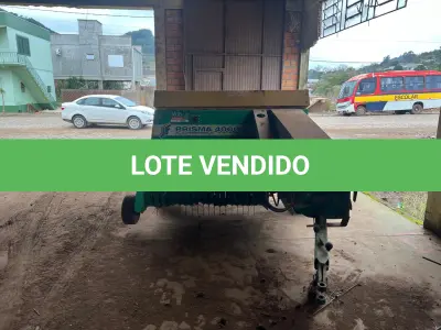 LOTE 008 - equipamentos para fenação composto de uma enfardadeira marca JF Prisma 4000, um ancinho e um ceifador.