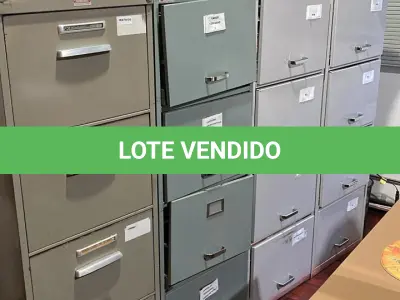 LOTE 023 - Lote de moveis de escritório, composto de arquivos de aço, cadeiras, prateleira e balcão