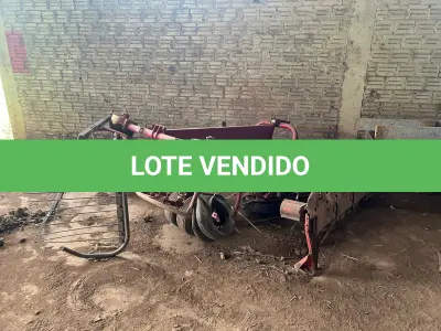 LOTE 008 - equipamentos para fenação composto de uma enfardadeira marca JF Prisma 4000, um ancinho e um ceifador.