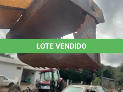 LOTE 004 - Retroescavadeira Articulada, marca JCB, equipada com concha dianteira vazada