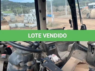 LOTE 004 - Retroescavadeira Articulada, marca JCB, equipada com concha dianteira vazada