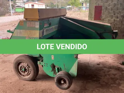 LOTE 008 - equipamentos para fenação composto de uma enfardadeira marca JF Prisma 4000, um ancinho e um ceifador.