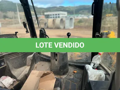 LOTE 004 - Retroescavadeira Articulada, marca JCB, equipada com concha dianteira vazada