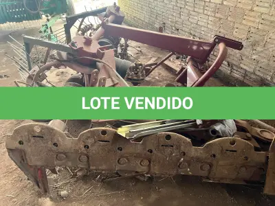LOTE 008 - equipamentos para fenação composto de uma enfardadeira marca JF Prisma 4000, um ancinho e um ceifador.