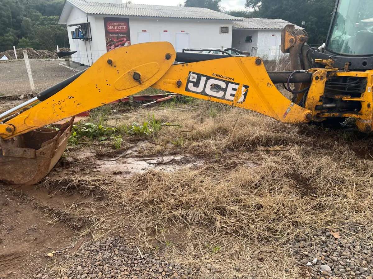 LOTE 004 - Retroescavadeira Articulada, marca JCB, equipada com concha dianteira vazada