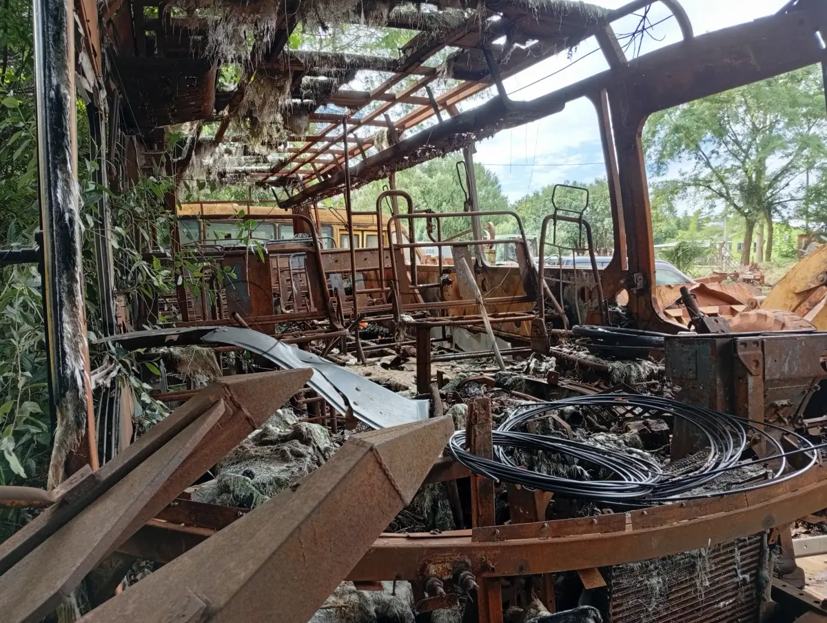 LOTE 015 - FERRO VELHO, COMPOSTO POR DIVERSOS TIPOS DE FERRO E LATAS