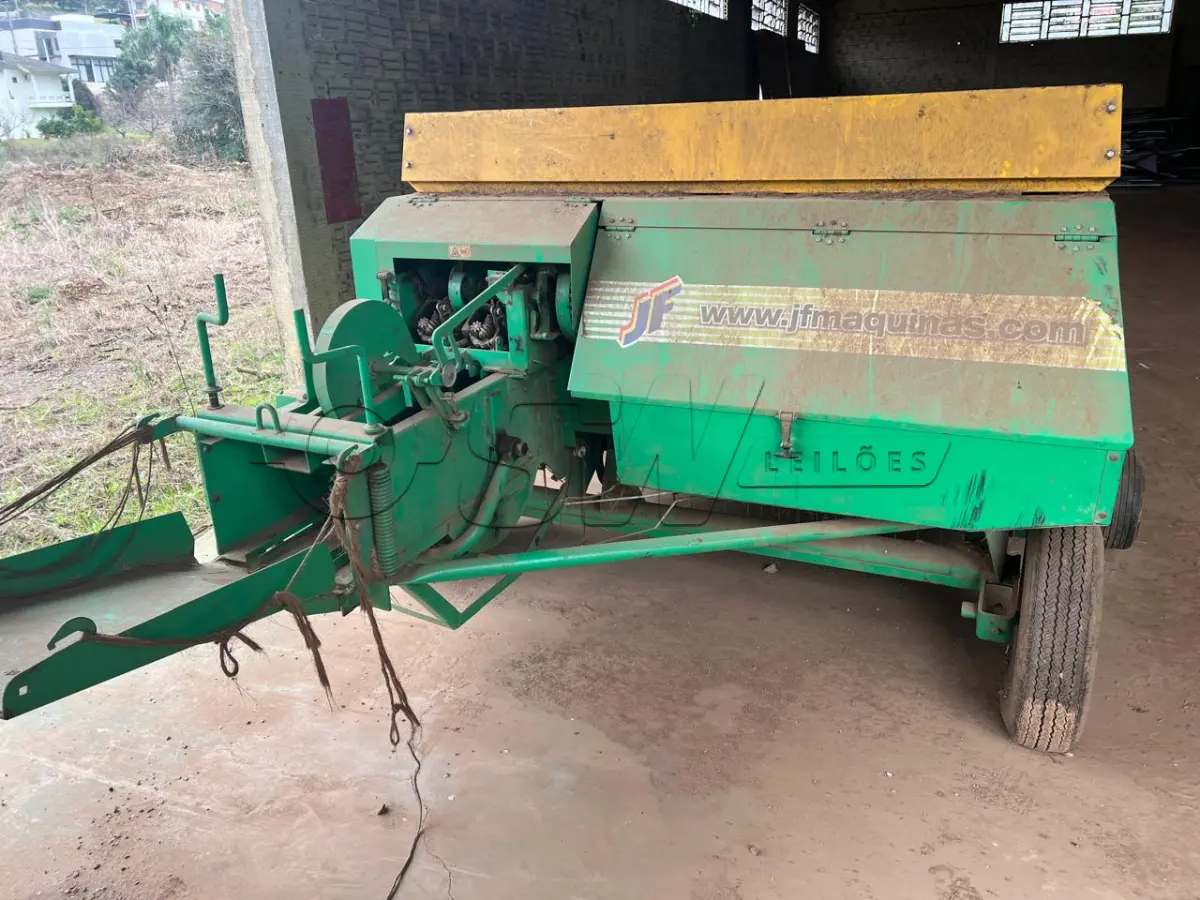 LOTE 008 - equipamentos para fenação composto de uma enfardadeira marca JF Prisma 4000, um ancinho e um ceifador.