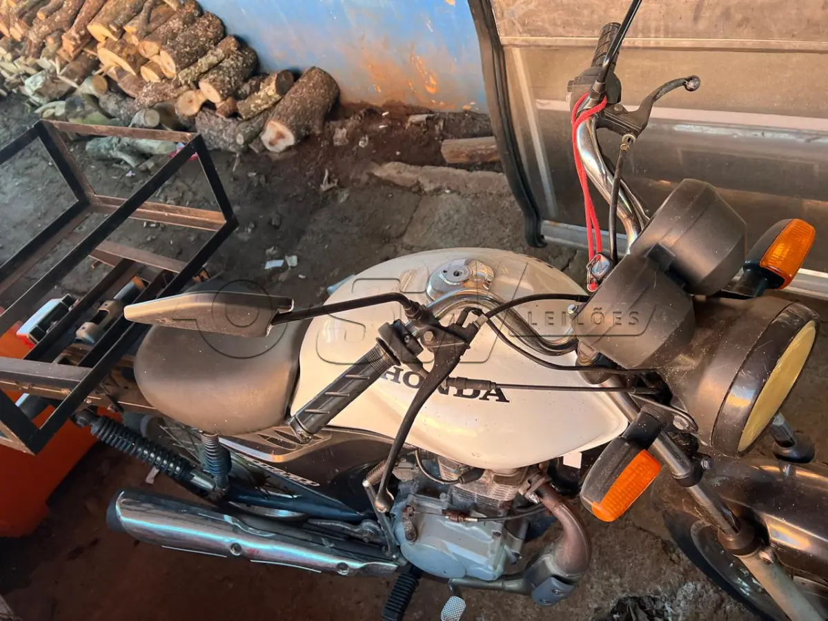 LOTE 002 - Uma motocicleta HONDA CG 125 CARGO KS Placa: IWP7130