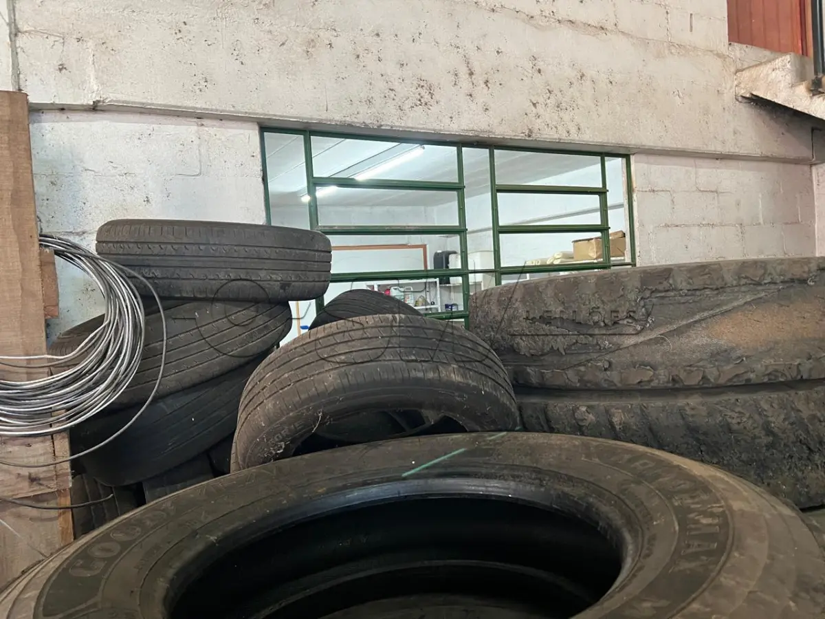 LOTE 003 - Sucata de pneus de várias bitolas, aproximadamente 50 unidades