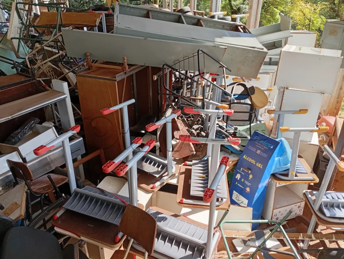 LOTE 024 - MOBILIÁRIO EM GERAL composto por armários, classes escolares, cadeiras, mesas entre outros.