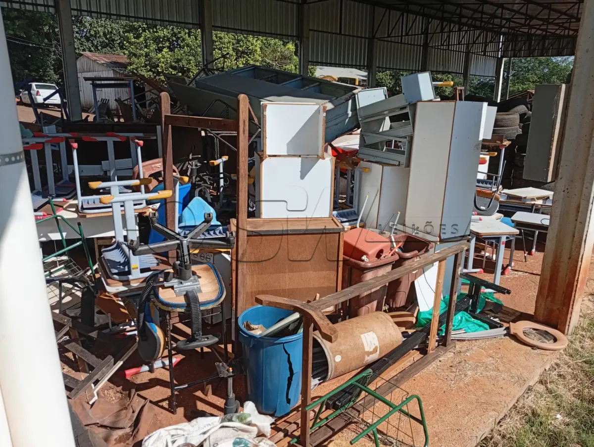 LOTE 024 - MOBILIÁRIO EM GERAL composto por armários, classes escolares, cadeiras, mesas entre outros.