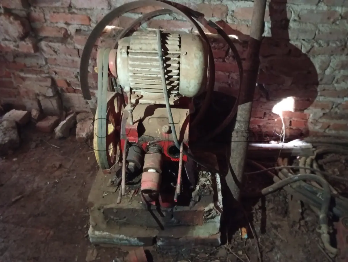 LOTE 020 - BOMBA PARA LAVAGEM DE VEÍCULOS, com motor de 3 CV, marca EBERLE, nº 0203 sem uso, está estragada.