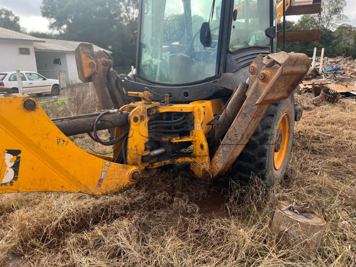 LOTE 004 - Retroescavadeira Articulada, marca JCB, equipada com concha dianteira vazada