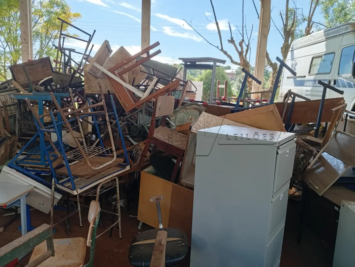 LOTE 024 - MOBILIÁRIO EM GERAL composto por armários, classes escolares, cadeiras, mesas entre outros.