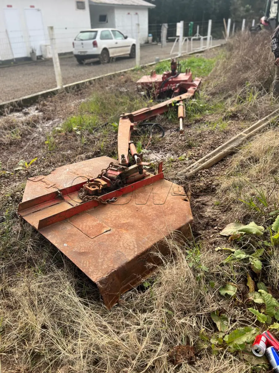 LOTE 013 - Roçadeira articulada faltando peças (sucata)