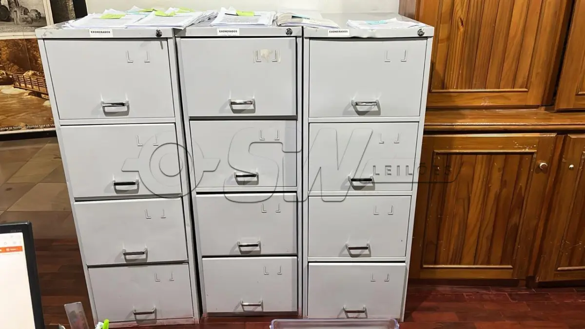 LOTE 023 - Lote de moveis de escritório, composto de arquivos de aço, cadeiras, prateleira e balcão