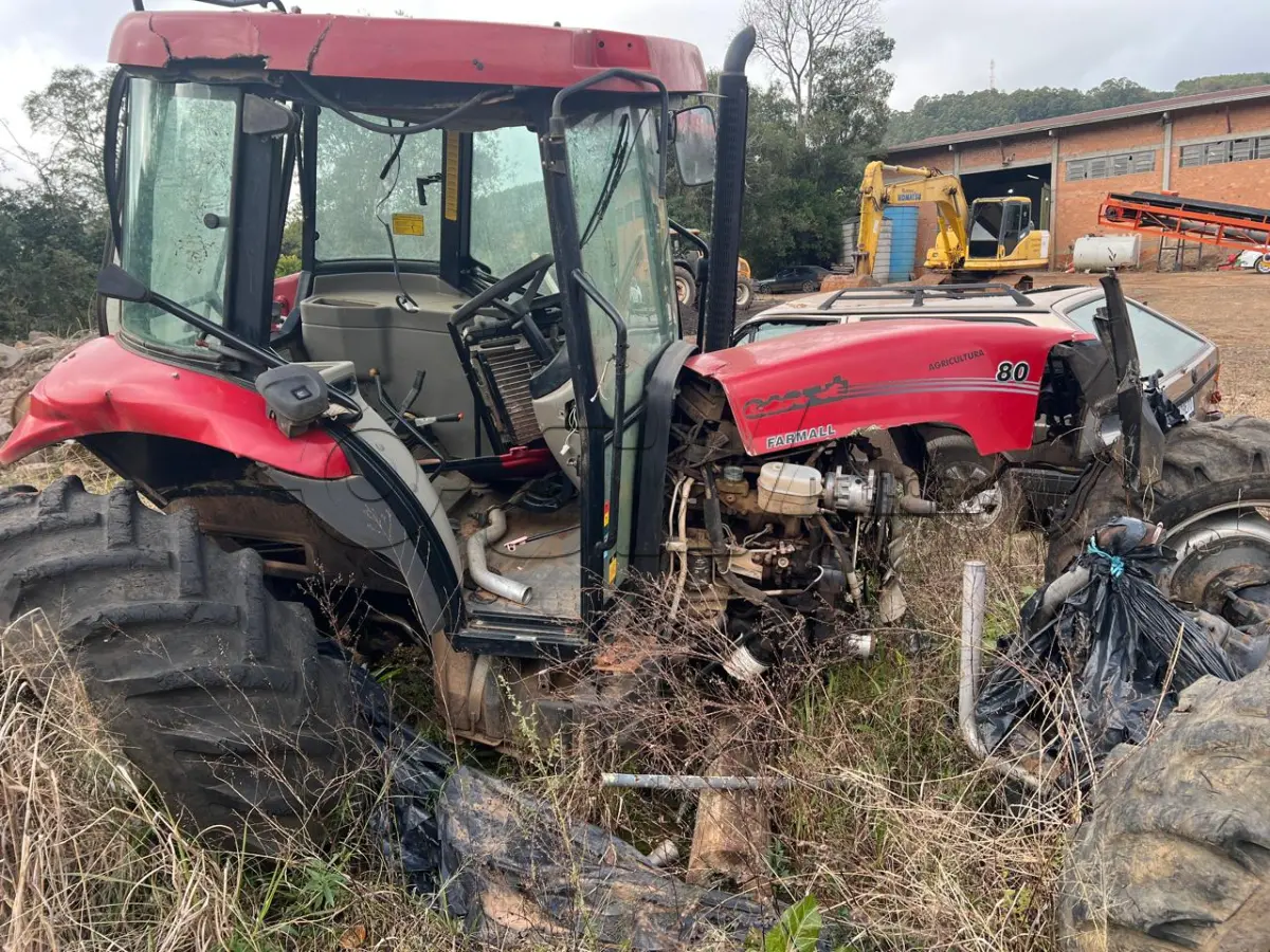 LOTE 009 - Trator FARMALL 80 tracionado, marca Case, gabinado