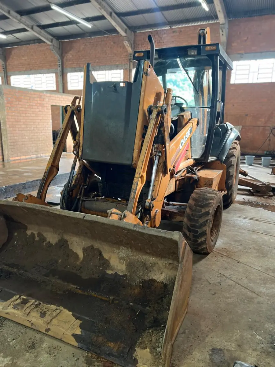 LOTE 005 - Retroescavadeira marca CASE 580, série 3