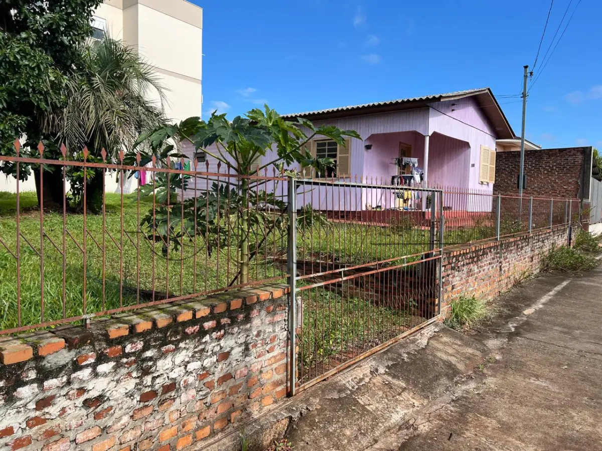 LOTE 001 - Casa de madeira  e lote urbano no município de Guarani das Missões