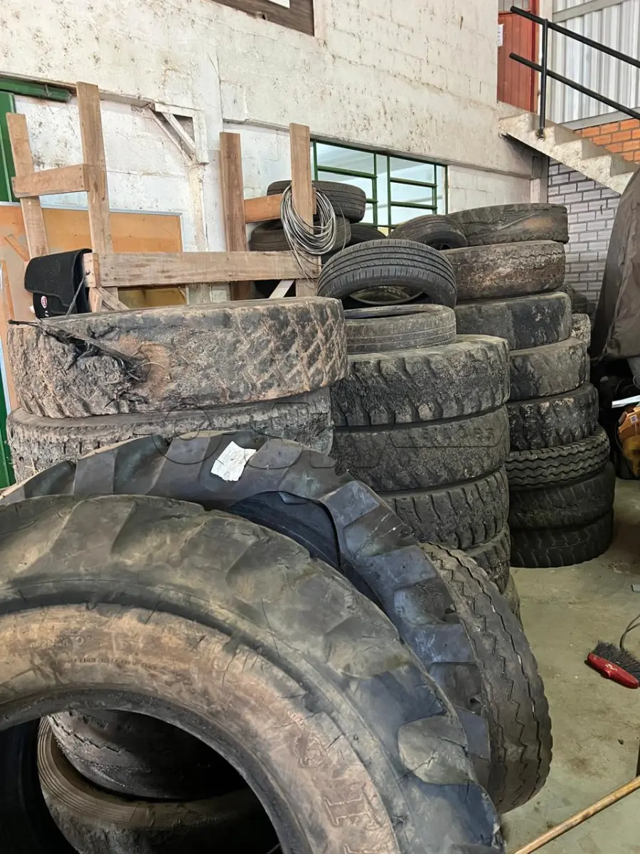 LOTE 003 - Sucata de pneus de várias bitolas, aproximadamente 50 unidades