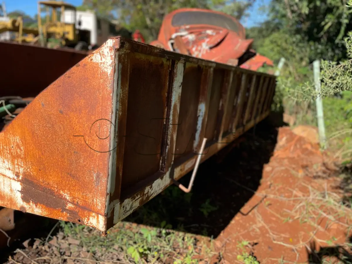 LOTE 008 - CAÇAMBA BASCULANTE