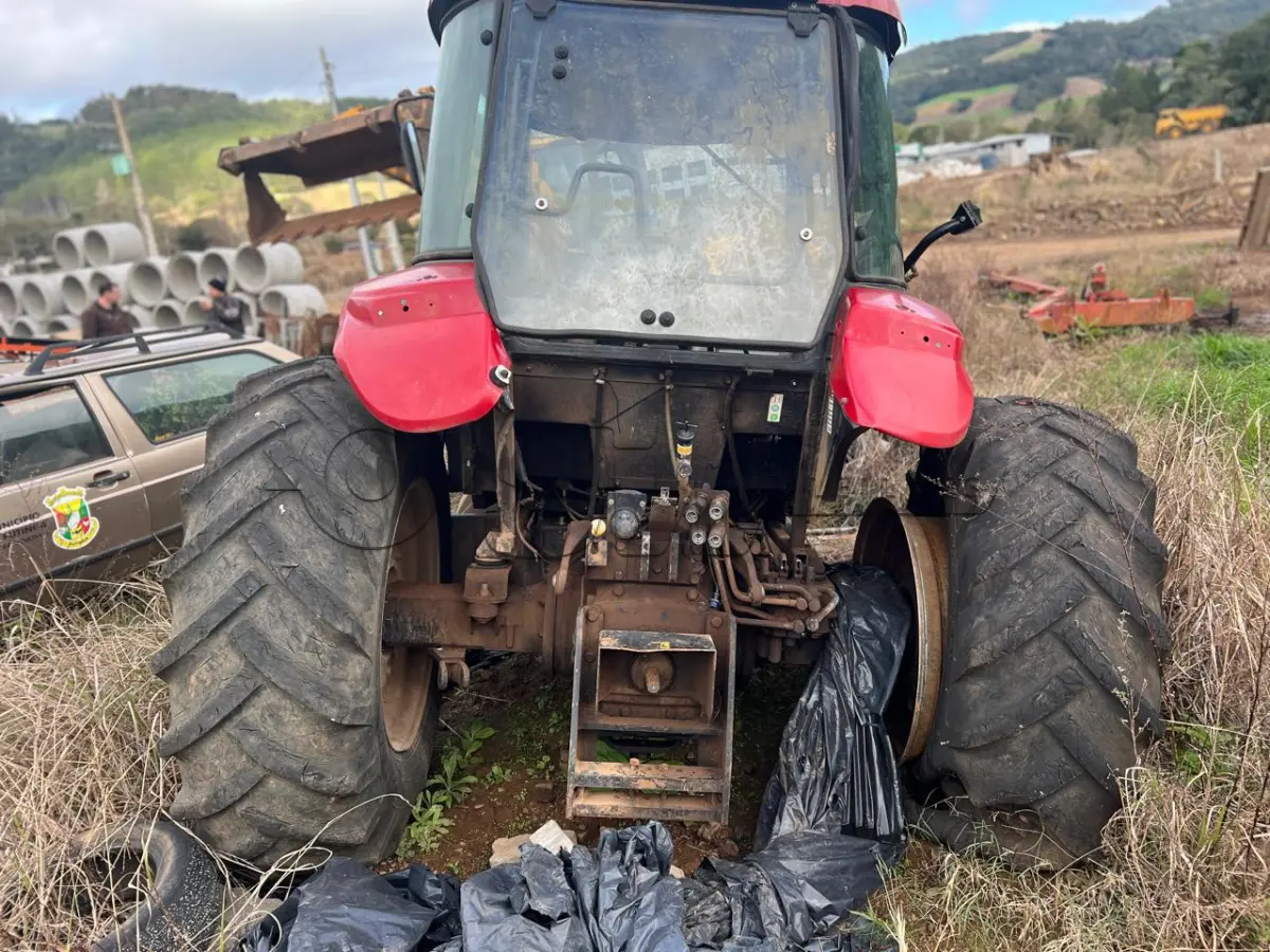 LOTE 009 - Trator FARMALL 80 tracionado, marca Case, gabinado