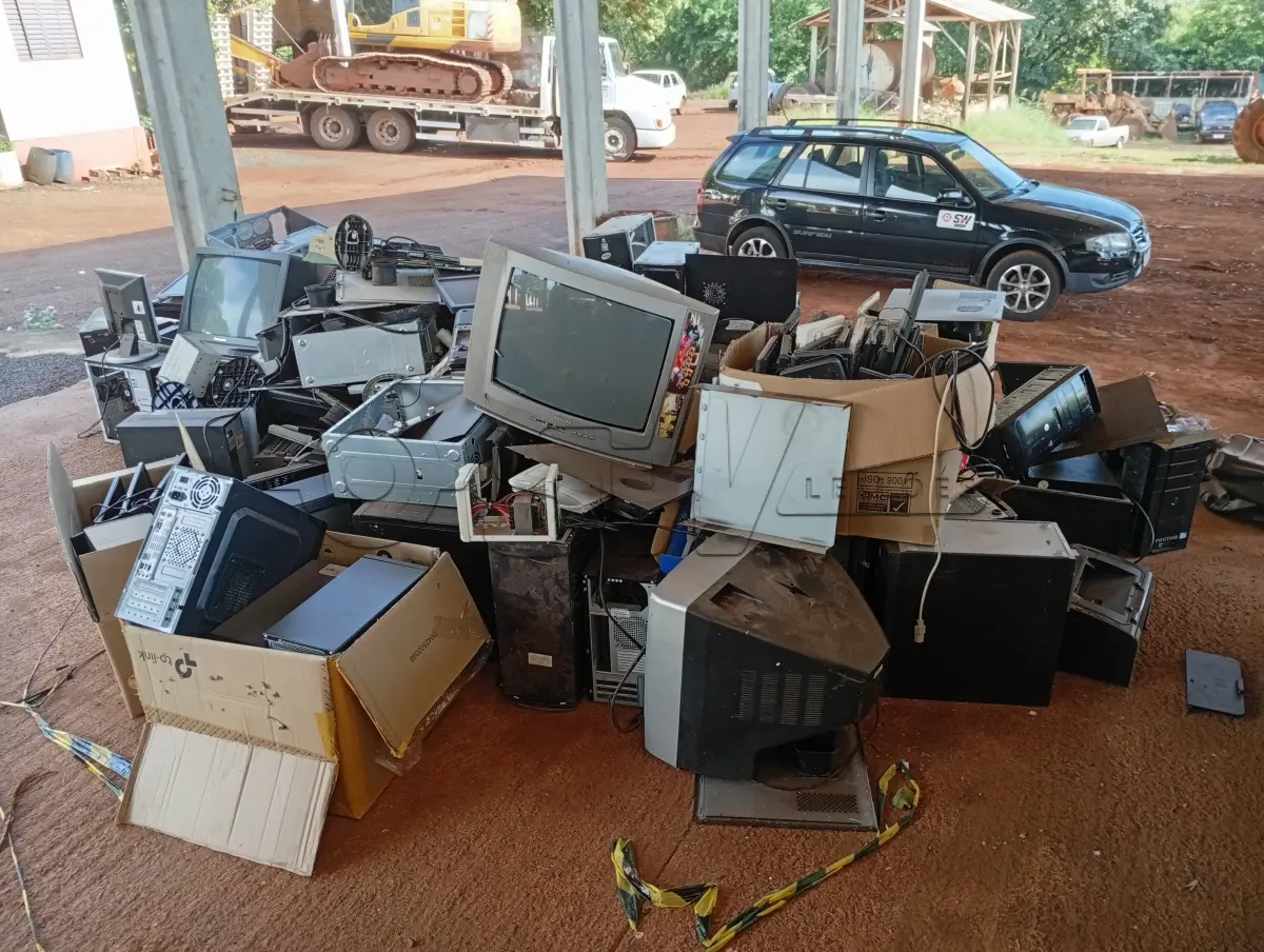 LOTE 027 - CARCAÇAS E EQUIPAMENTOS DE INFORMÁTICA (monitores, CPUs, estabilizadores entre outros.