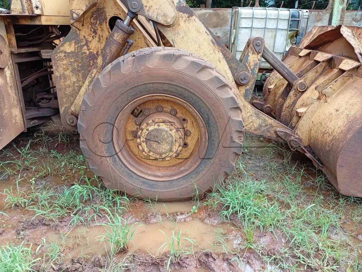 LOTE 021 - MÁQUINA RODOVIÁRIA – PÁ CARREGADEIRA FIAT-ALLIS M -1900-B com caçamba frontal 2.1/2 JC,