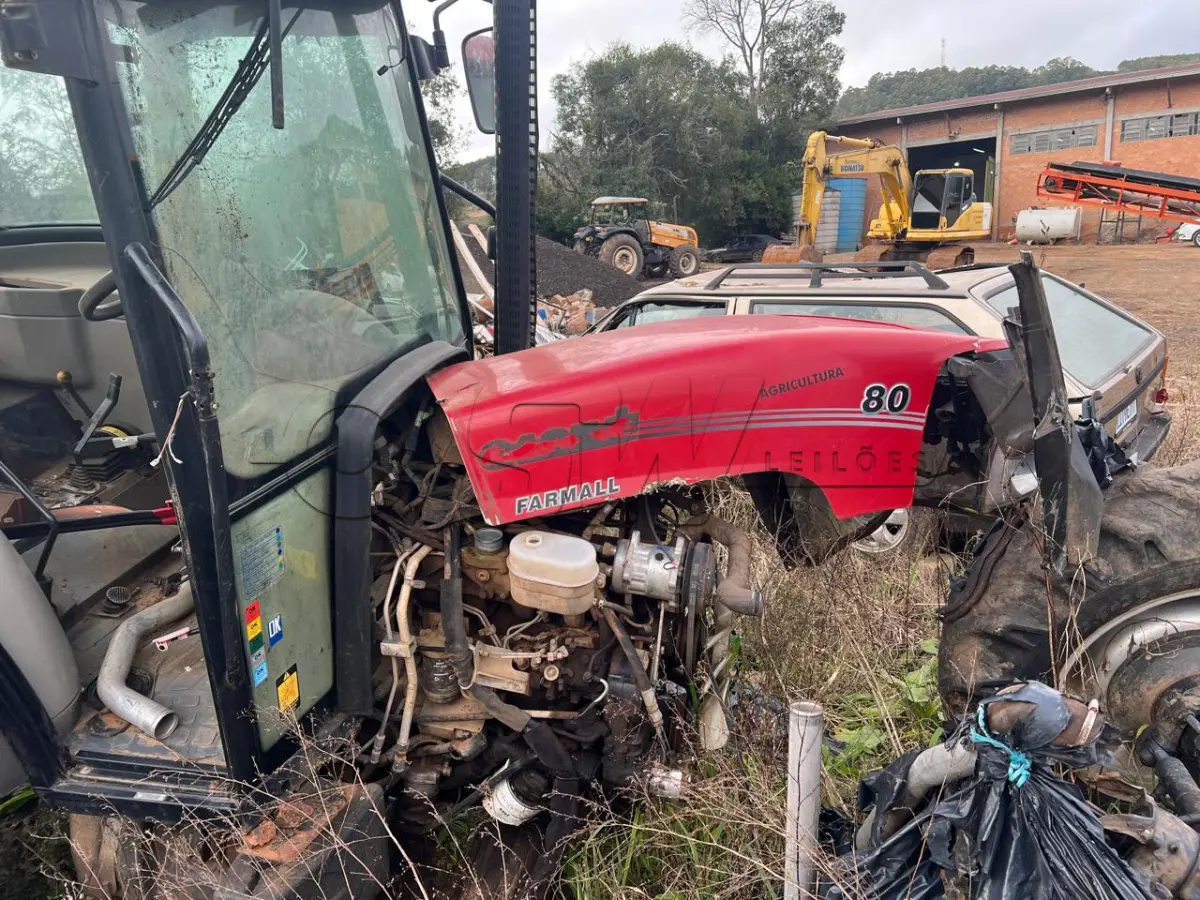 LOTE 009 - Trator FARMALL 80 tracionado, marca Case, gabinado