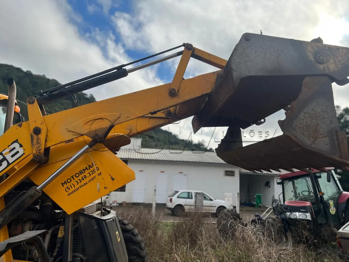 LOTE 004 - Retroescavadeira Articulada, marca JCB, equipada com concha dianteira vazada