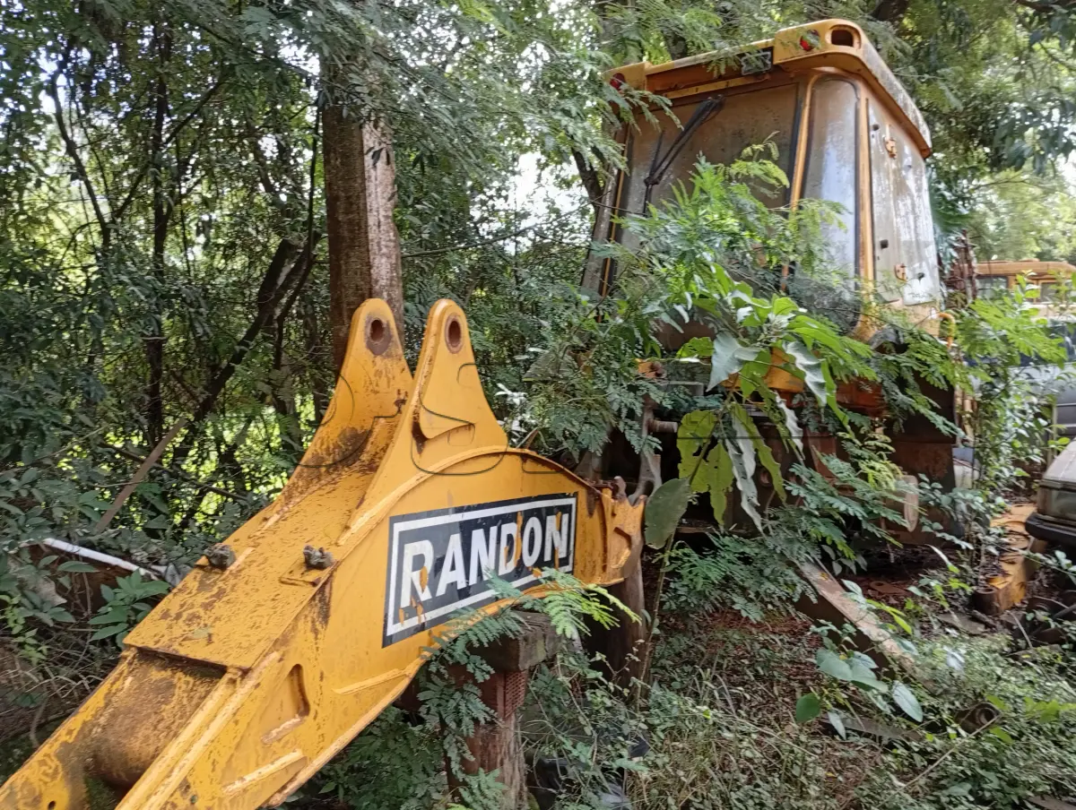 LOTE 011 - MÁQUINA RODOVIÁRIA - RETROESCAVADEIRA, RANDON, modelo RK-406B 4x4,