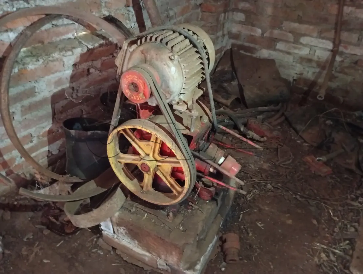 LOTE 020 - BOMBA PARA LAVAGEM DE VEÍCULOS, com motor de 3 CV, marca EBERLE, nº 0203 sem uso, está estragada.