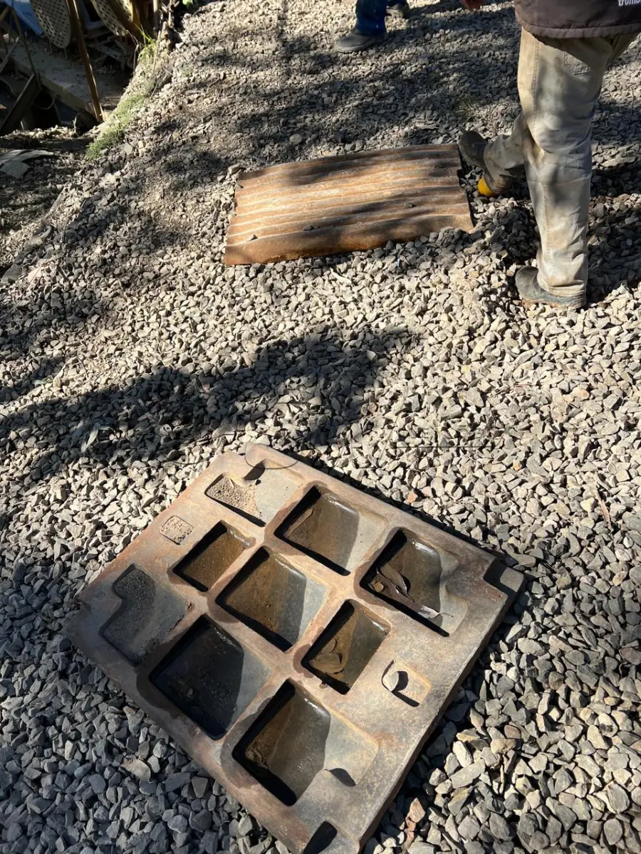 LOTE 018 - sucatas de peneiras e mandíbula para britagem