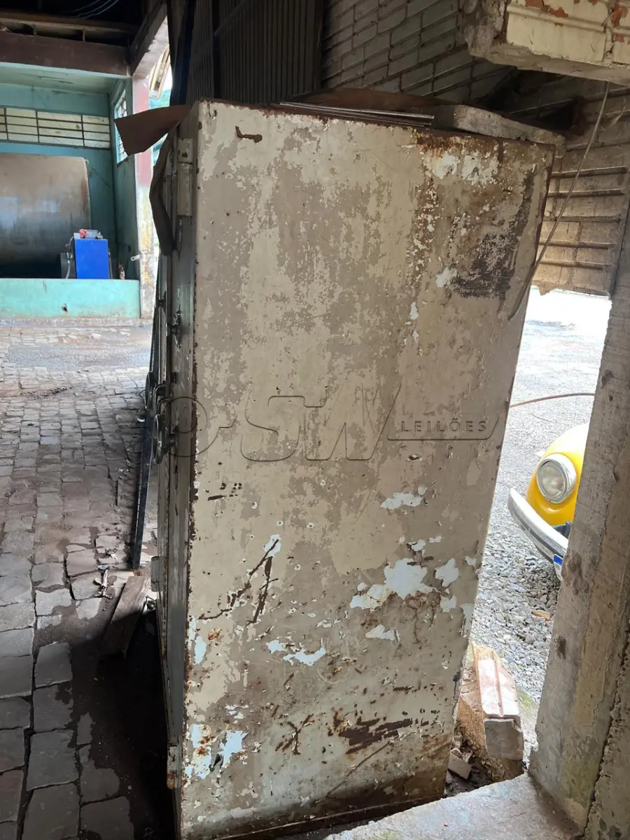 LOTE 021 - sucatas, um carregador de bateria, um compressor odontológico e um cofre metálico