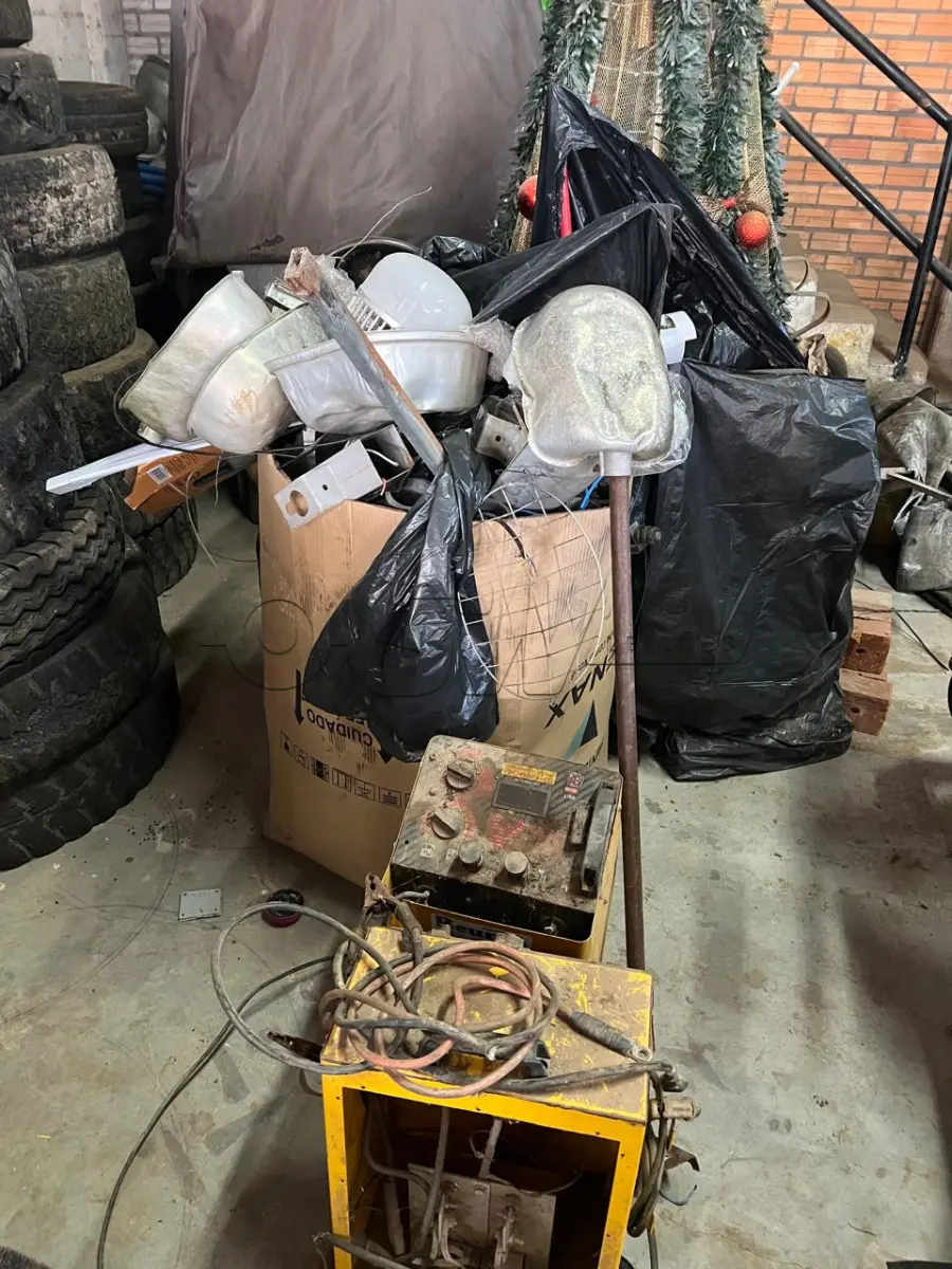 LOTE 021 - sucatas, um carregador de bateria, um compressor odontológico e um cofre metálico