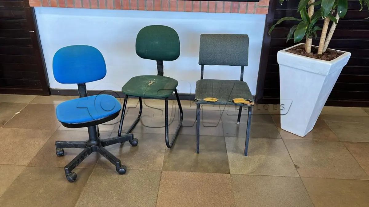 LOTE 023 - Lote de moveis de escritório, composto de arquivos de aço, cadeiras, prateleira e balcão