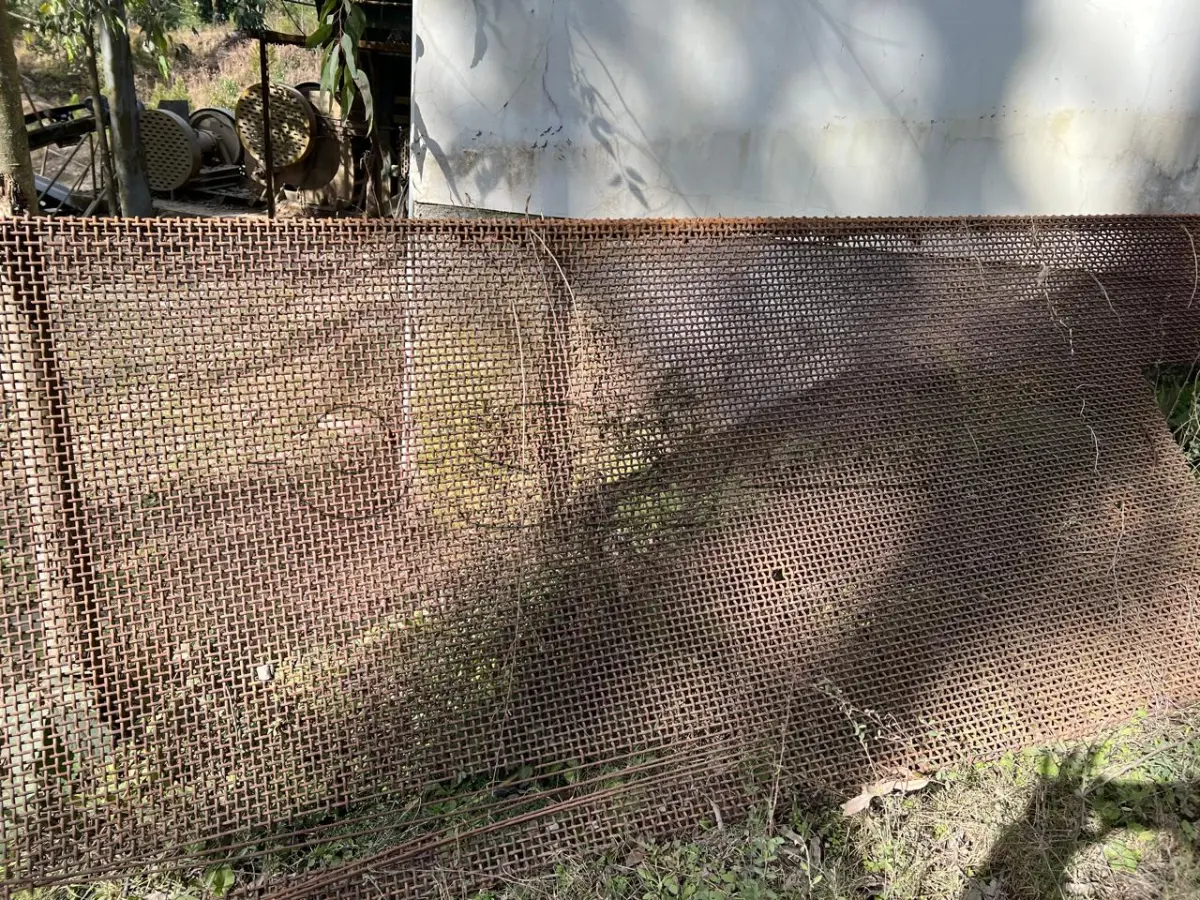 LOTE 018 - sucatas de peneiras e mandíbula para britagem