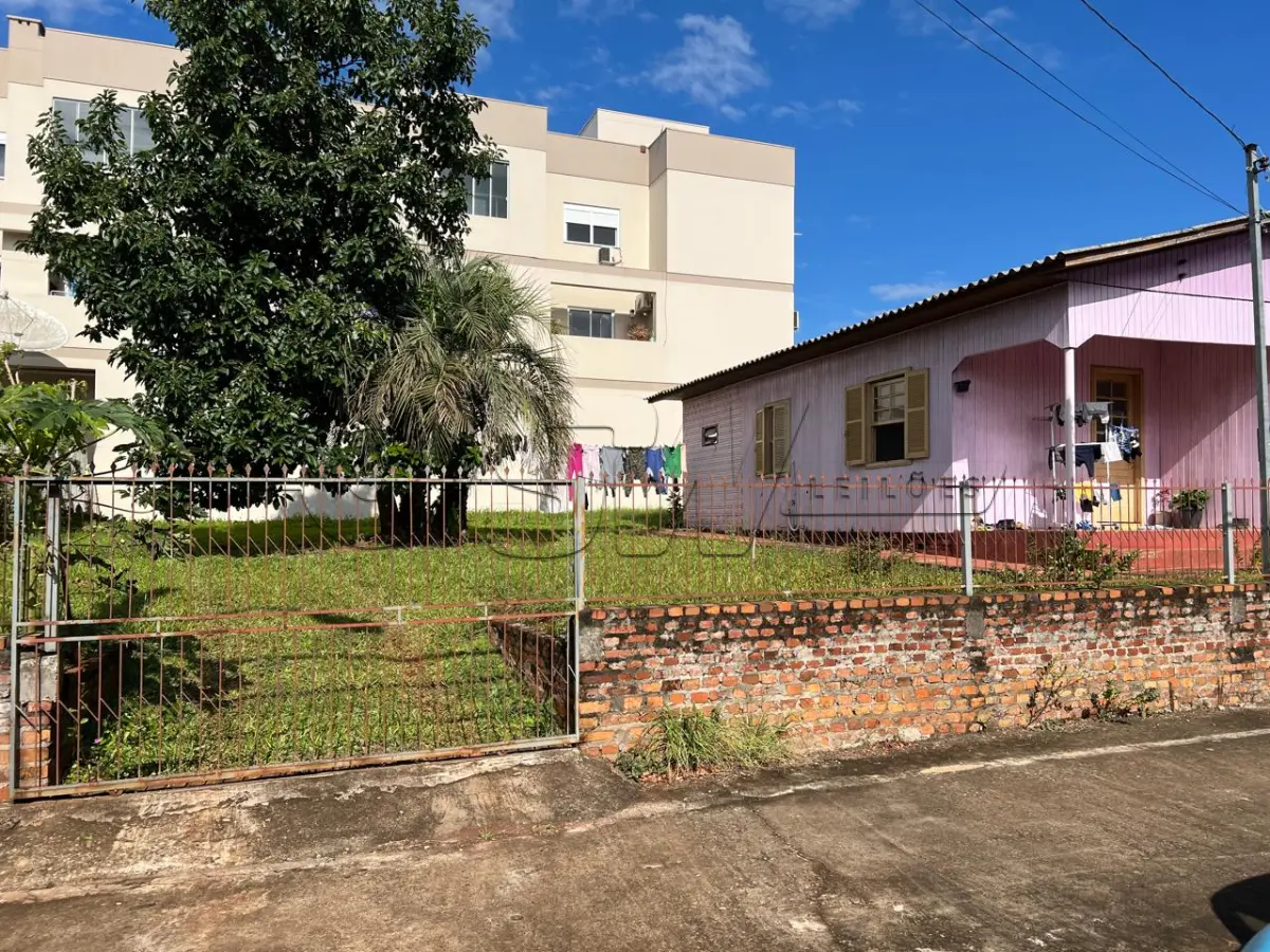 LOTE 001 - Casa de madeira  e lote urbano no município de Guarani das Missões