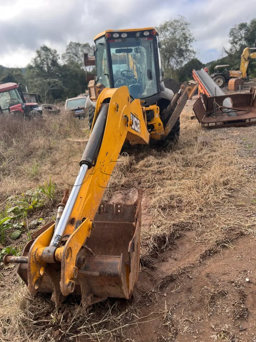 LOTE 004 - Retroescavadeira Articulada, marca JCB, equipada com concha dianteira vazada