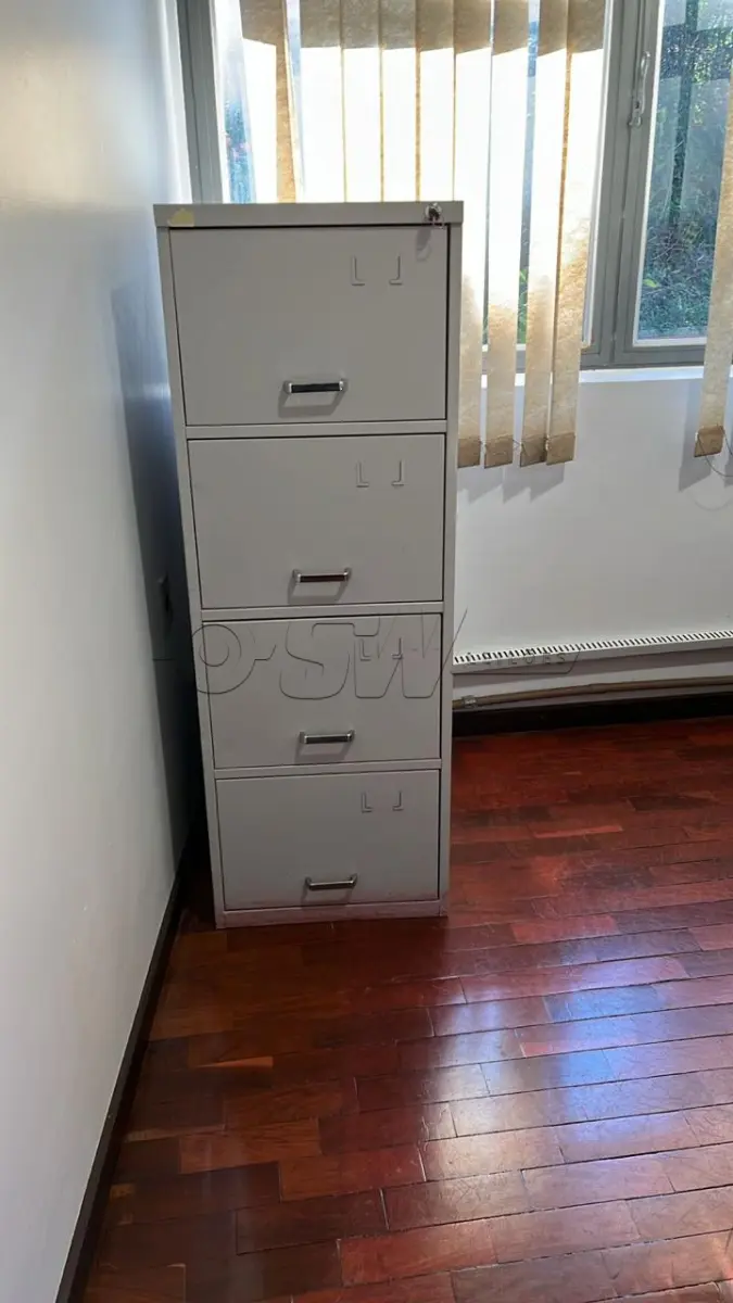 LOTE 023 - Lote de moveis de escritório, composto de arquivos de aço, cadeiras, prateleira e balcão