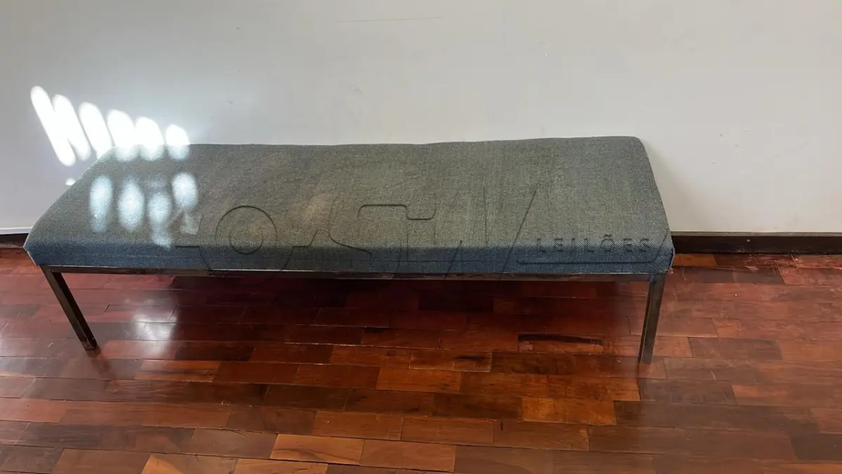 LOTE 023 - Lote de moveis de escritório, composto de arquivos de aço, cadeiras, prateleira e balcão