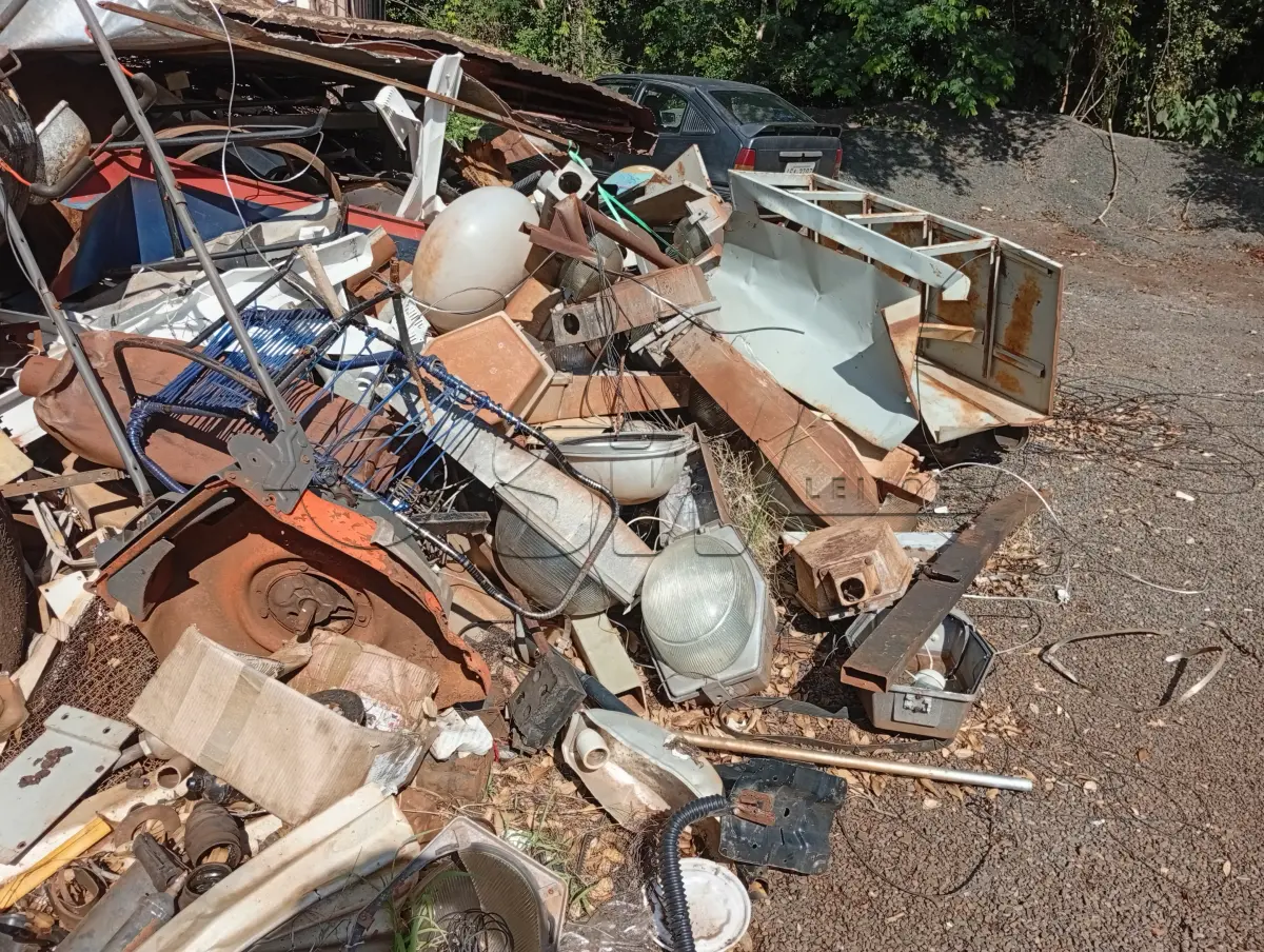 LOTE 015 - FERRO VELHO, COMPOSTO POR DIVERSOS TIPOS DE FERRO E LATAS