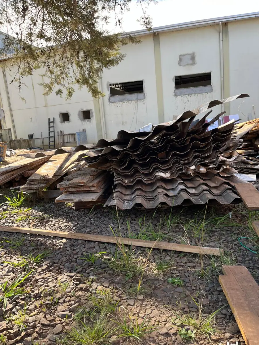 LOTE 005 - Folhas de telha de Aluzinco